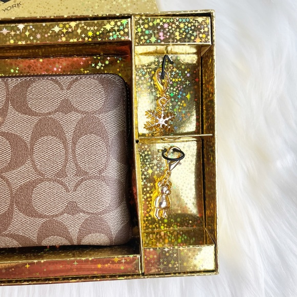 NWT Coach Signature Clutch Wristlet with Charms in A Gift Box - Picture 2 of 5
